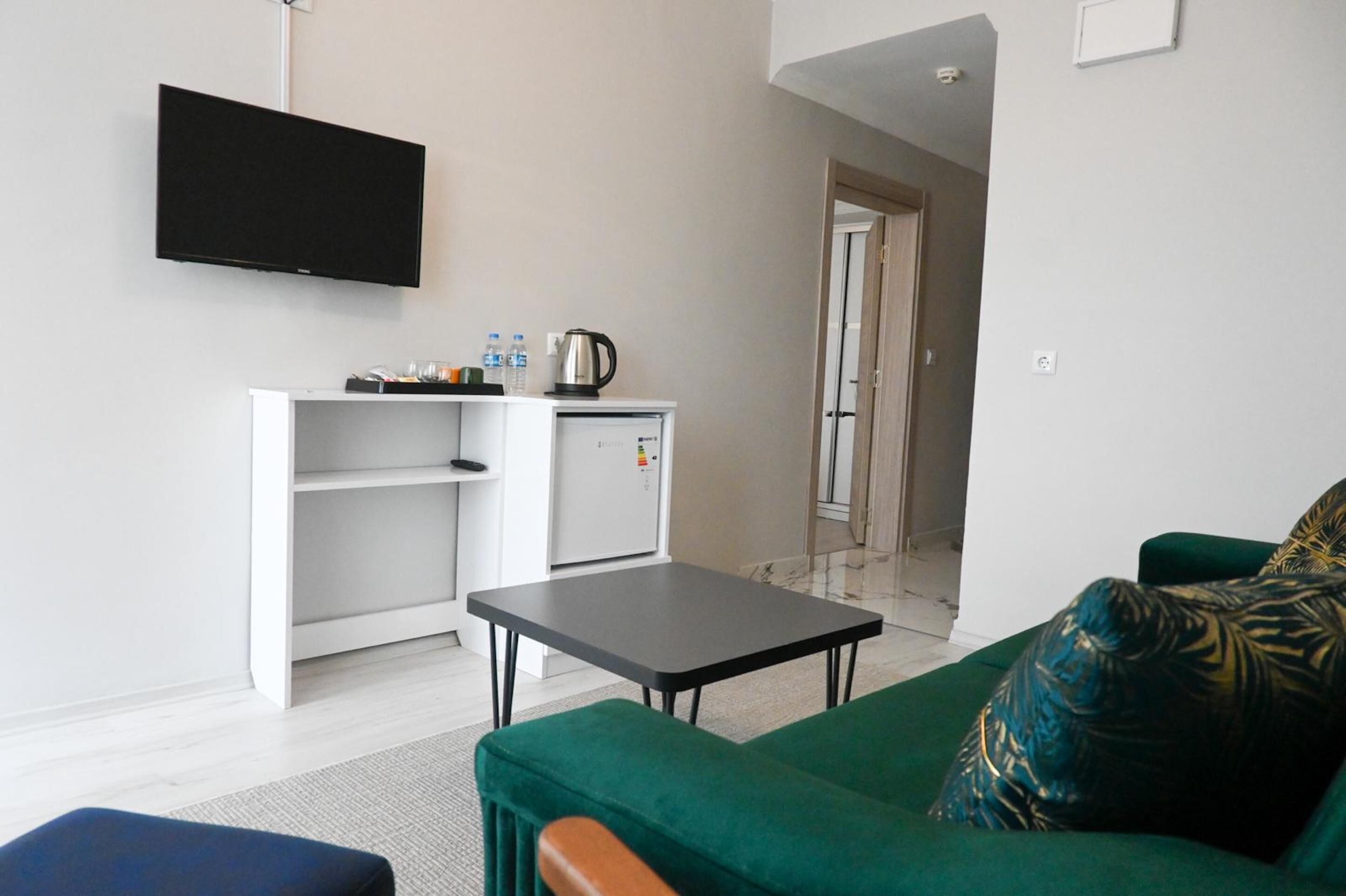 Familie suite, balkon, uitzicht op stad | Woonruimte | Een 45-inch lcd-televisie met satellietzenders
