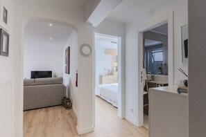 Ein modernes Apartment mit Wohnbereich, Küche und Schlafzimmer.