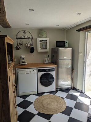 A compact kitchen with a dishwasher, washing machine, microwave, and refrigerator. - Small house in quiet village - Cosy cocoon cottage with garden (La Grée-Saint-Laurent)