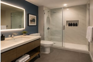 Economy-Zimmer | Badezimmer | Kostenlose Toilettenartikel, Haartrockner, Handtücher, Seife