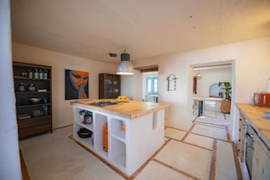 Wasserkocher mit Kaffee-/Teezubehör, Kühlschrank, Mikrowelle, Ofen