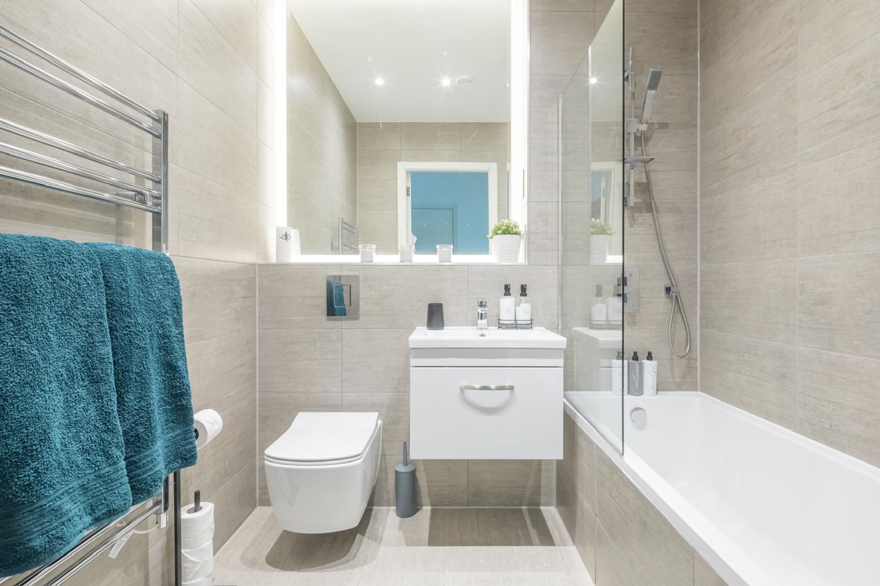 Un baño moderno con inodoro, lavabo y bañera.