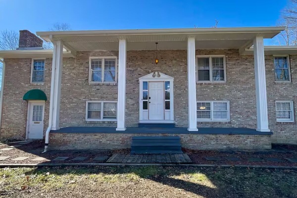 🏠 Stunning brick home with plenty of space for the whole crew