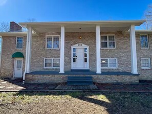 Exterior - Spacious, Charming & Serene Family Haven ~ Parking (Kingsport)