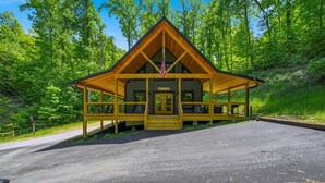 Un lodge con un portico coperto, una bandiera e un cartello che indica che si tratta di una baita.