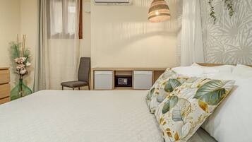 Tabla de planchar con plancha, wifi y ropa de cama