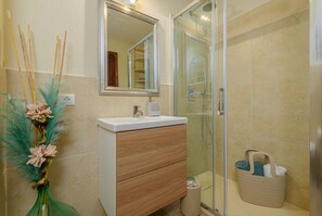 Dusche, Haartrockner, Handtücher