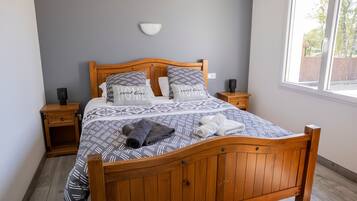 3 bedrooms, iron/ironing board, WiFi, bed sheets