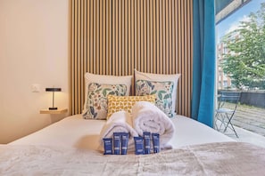 Ein Hotelzimmer mit Bett, Handtüchern und Pflegeprodukten.