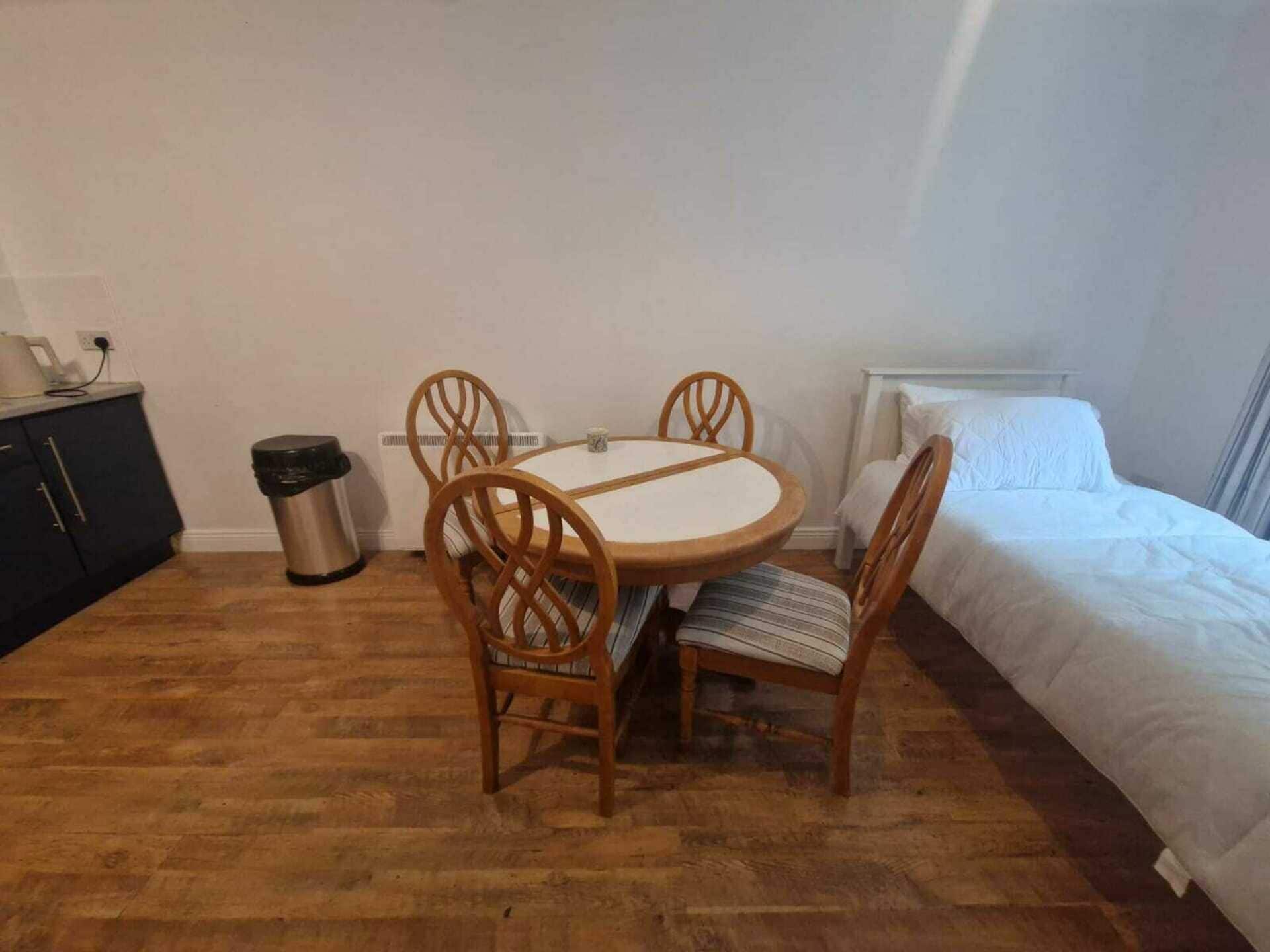 2 dormitorios, tabla de planchar con plancha, Internet