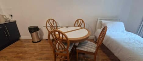 2 bedrooms, iron/ironing board, internet