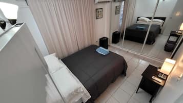 Tabla de planchar con plancha, wifi y ropa de cama