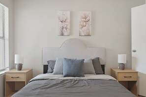 2 Schlafzimmer, Schreibtisch, Bügeleisen/Bügelbrett, Reisekinderbett