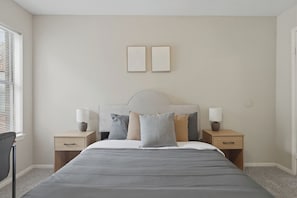 2 Schlafzimmer, Schreibtisch, Bügeleisen/Bügelbrett, Reisekinderbett