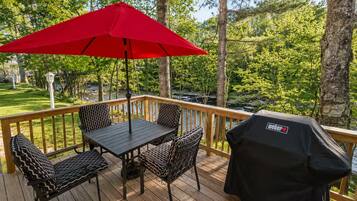 Classic Cottage, River View | Outdoor dining
