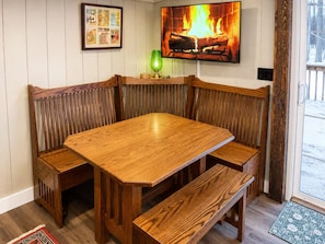 Classic Cottage, River View | Dining