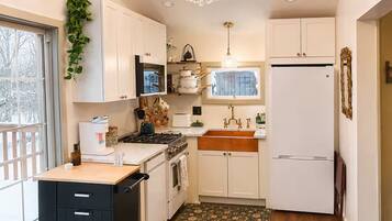 Classic Cottage, River View | Private kitchen