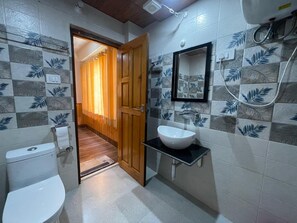 Luxury Double Room, Balcony | Bathroom - Hotel Diwan Sach Pass Himalayan Brothers (Degrah)