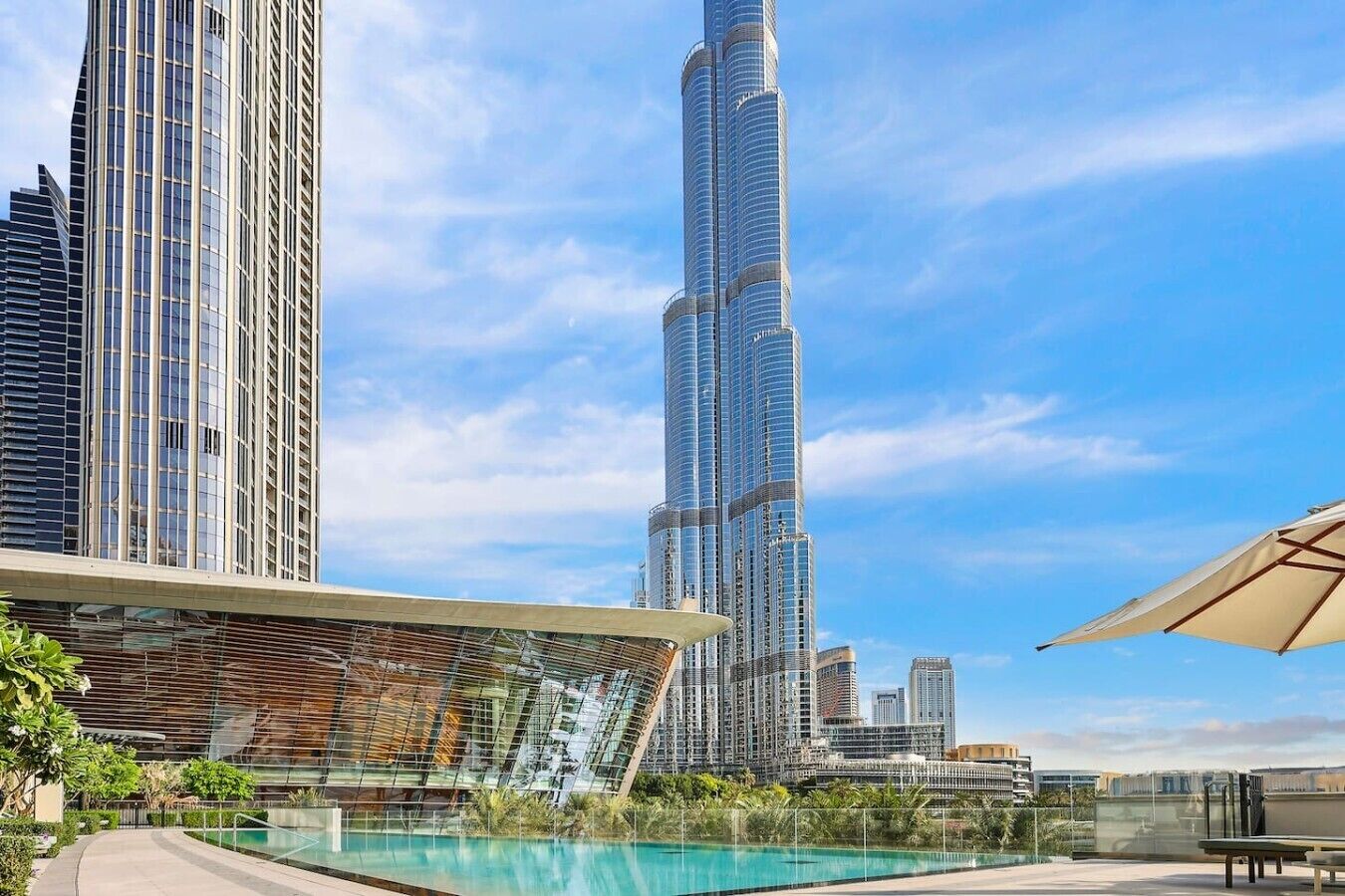 Un edificio moderno con piscina e area relax all'aperto.