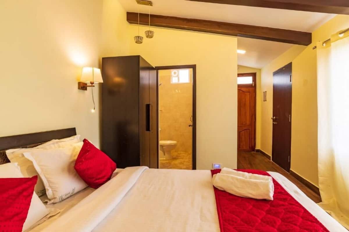 Deluxe Double Room, Mountain View | Soundproofing, iron/ironing board, WiFi (free)