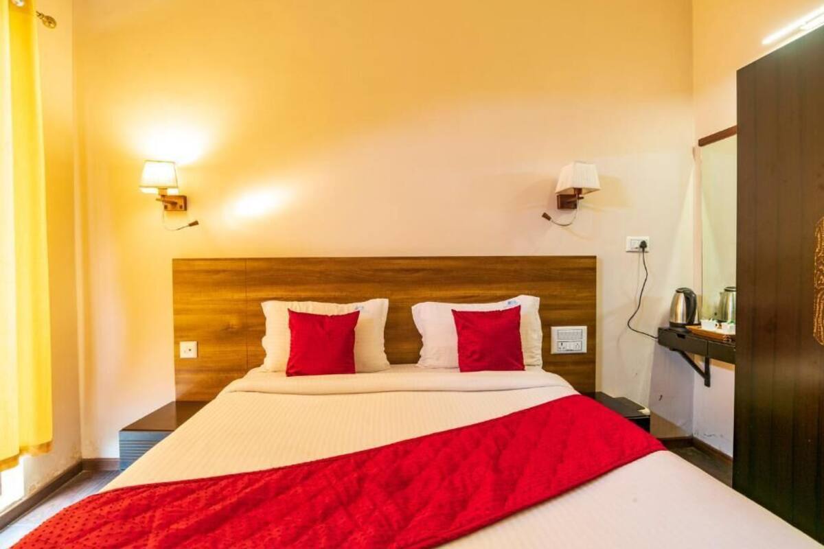 Double Room, Mountain View | Soundproofing, iron/ironing board, WiFi (free)