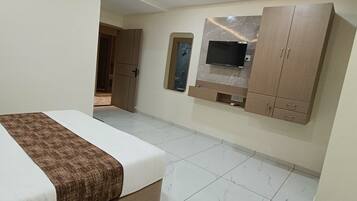 Desk, laptop workspace, iron/ironing board, free WiFi