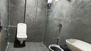 Un baño moderno con inodoro, bidé y lavamanos.