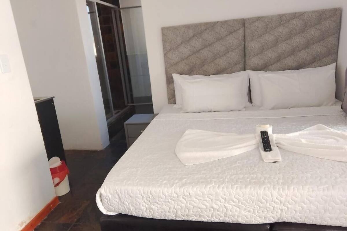 Standardrum - 1 kingsize-säng - privat badrum - utsikt mot trädgården | Gratis wi-fi