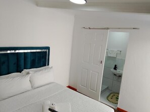 Economy-Doppelzimmer, 1 Doppelbett, eigenes Bad, Poolblick | Badezimmer