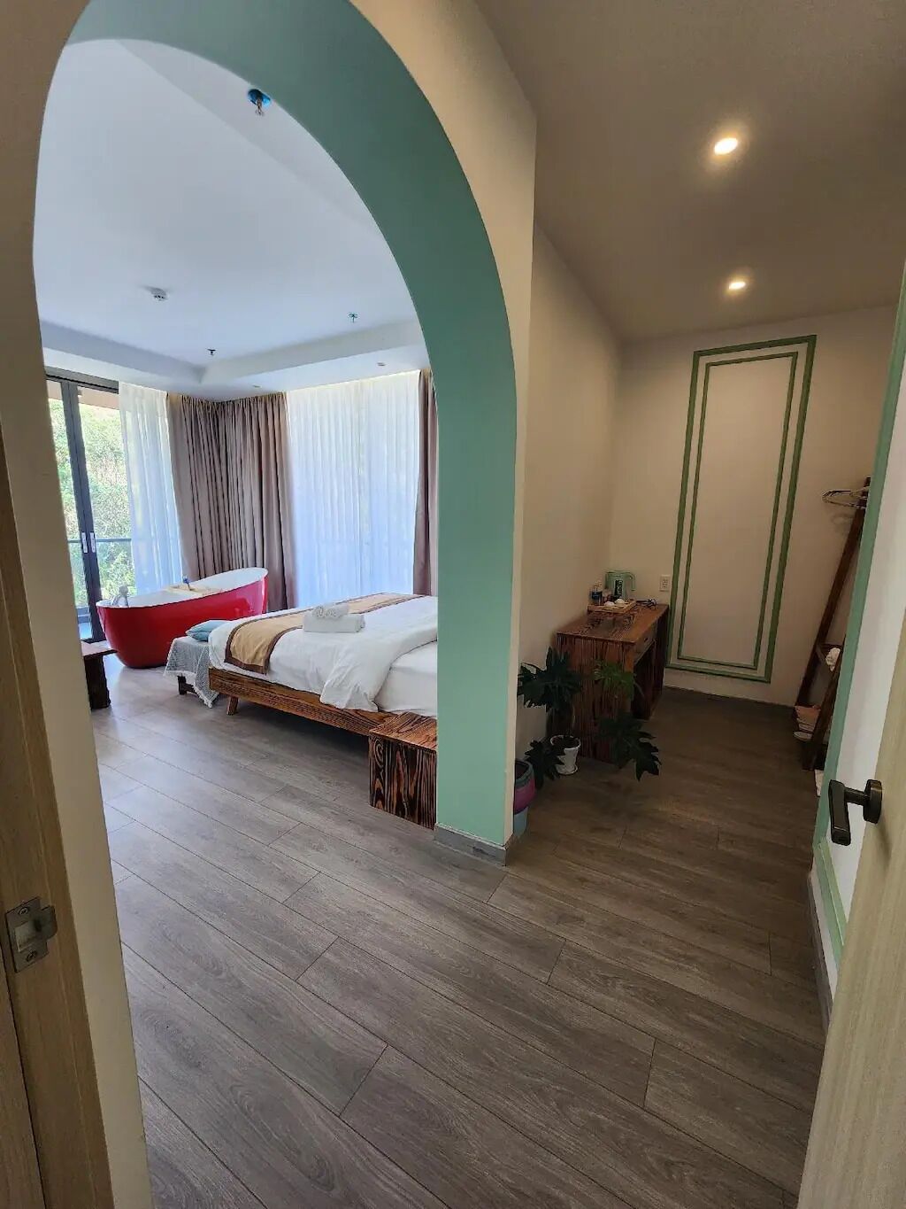 Suite Mewah, balkon, pemandangan kebun | Meja kerja, tirai kedap cahaya, setrika/meja setrika, dan Wi-Fi gratis
