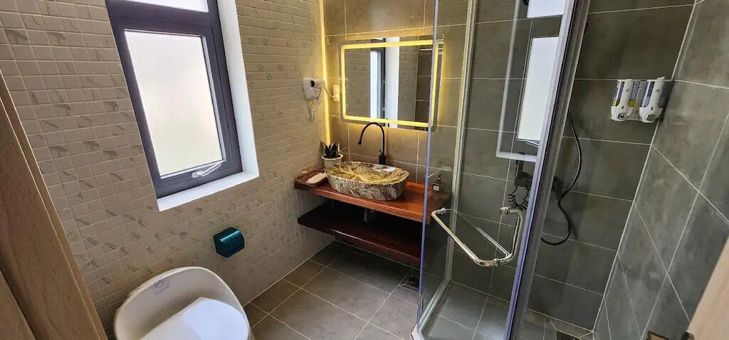 Luxury Suite, Balcony, Garden View | Bathroom | Designer toiletries, hair dryer, slippers, towels