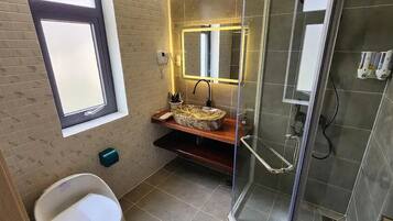 Luxury Suite, Balcony, Garden View | Bathroom | Designer toiletries, hair dryer, slippers, towels