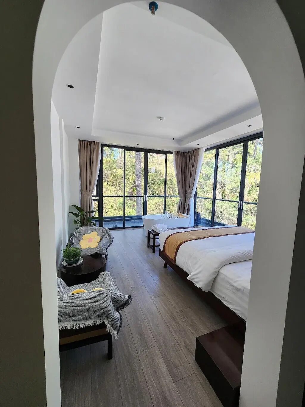 Phòng Suite Cao cấp, ban công, quang cảnh vườn | Bàn, màn/rèm cản sáng, bàn ủi/dụng cụ ủi quần áo 