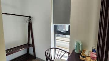Kamar Double Deluks, balkon, pemandangan kebun | Meja kerja, tirai kedap cahaya, setrika/meja setrika, dan Wi-Fi gratis