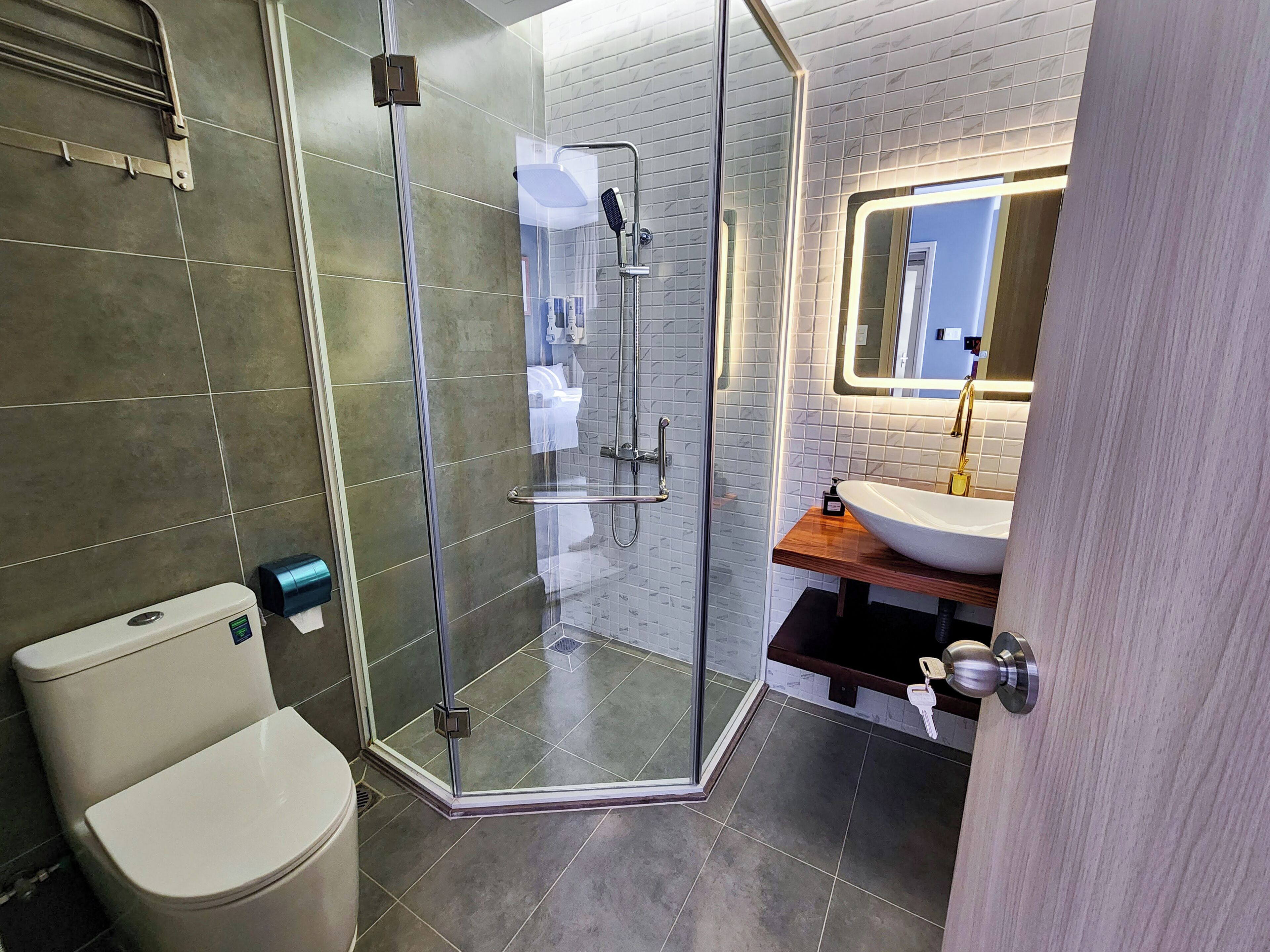 Superior Double Room, Garden View | Bathroom | Designer toiletries, hair dryer, slippers, towels