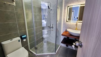 Superior Double Room, Garden View | Bathroom | Designer toiletries, hair dryer, slippers, towels