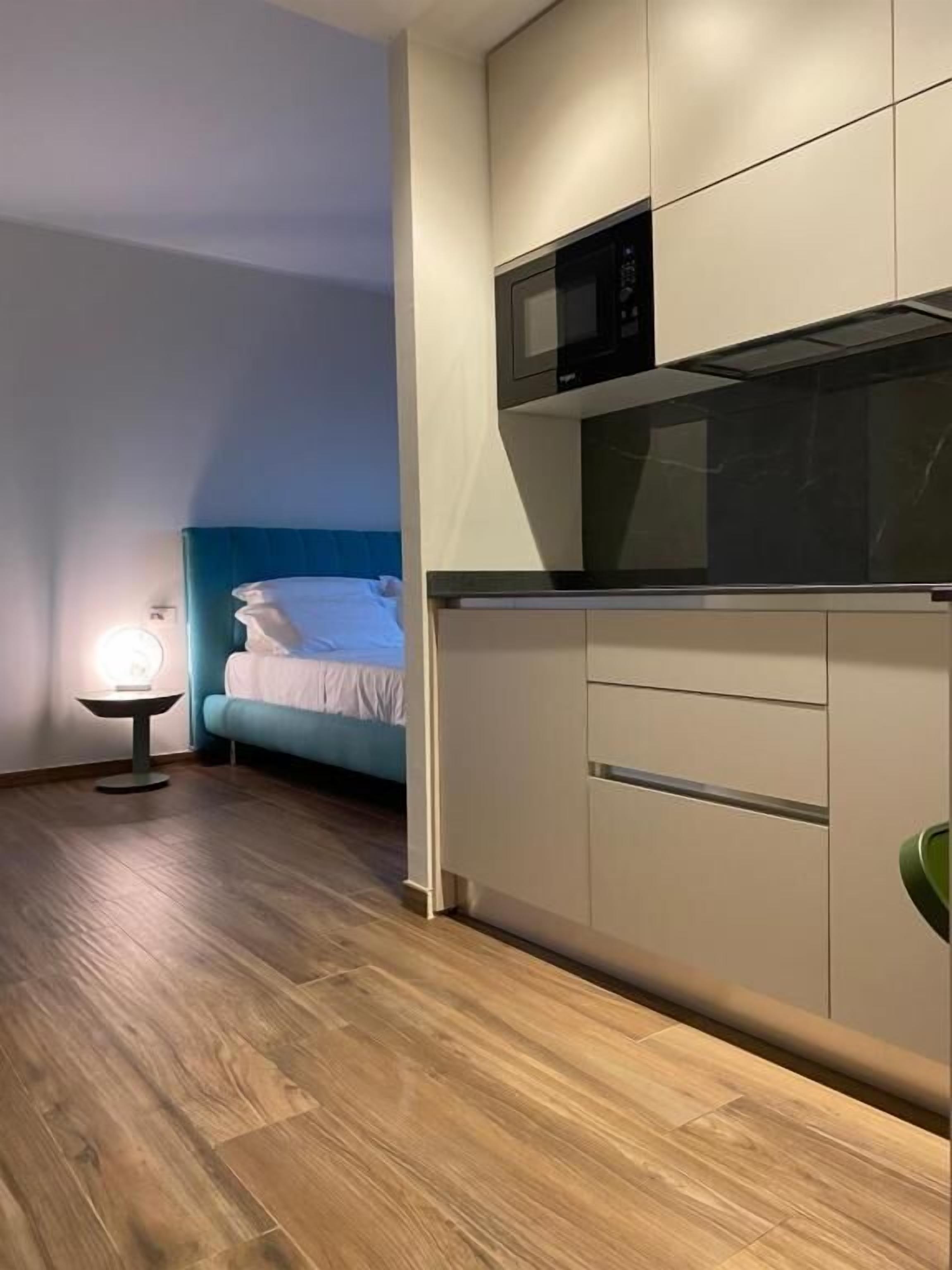 Suite Junior, balcon, vue sur la cour intérieure | Coffre-fort, accès au Wi-Fi (inclus)
