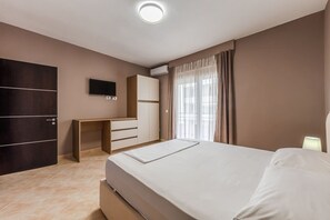 Room - Coastal Living Retreat | 2BR in Lungomare by PikHost (Vlorë)