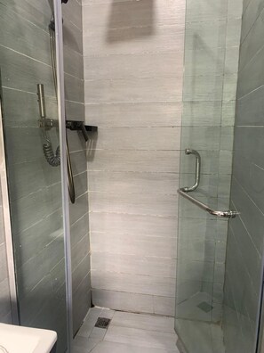 Shower, free toiletries, hair dryer, towels - TM Luxury Apartment (Lagos)