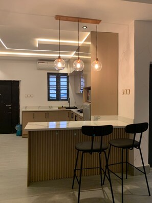 Standard Apartment | Private kitchen | Fridge, microwave, oven, stovetop - TM Luxury Apartment (Lagos)
