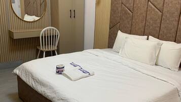 Deluxe Apartment | Desk, laptop workspace, blackout curtains, soundproofing
