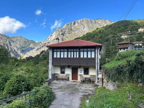 Casa rural de piedra con jardín y barbacoa en Ribota, Picos