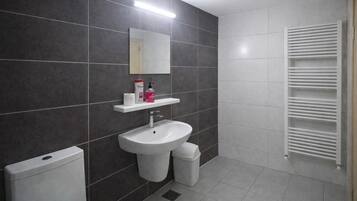 Familien-Dreibettzimmer, Raucher | Badezimmer | Kostenlose Toilettenartikel, Haartrockner, Handtücher, Seife