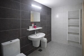 Family Triple Room, Smoking | Bathroom | Free toiletries, hair dryer, towels, soap - Lacos hotel konaklama (Sur)