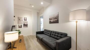 Appartamento, 2 camere da letto, balcone, vista cortile | Area soggiorno