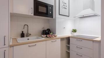 Apartment, 2 Bedrooms, Balcony, Courtyard View | Private kitchen