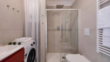 Apartemen, 2 kamar tidur, balkon, pemandangan halaman | Kamar mandi
