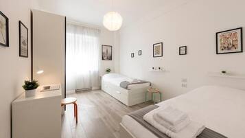 Apartemen, 2 kamar tidur, balkon, pemandangan halaman | Setrika/meja setrika dan Wi-Fi gratis