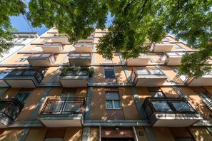 A multi-story residential building with balconies, windows, and a visible door. - Caracciolo, 28 - Ampio per 5, ottima posizione  (Milano)