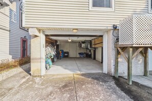 Un garage con pavimento in cemento, una porta bianca e una piccola finestra.